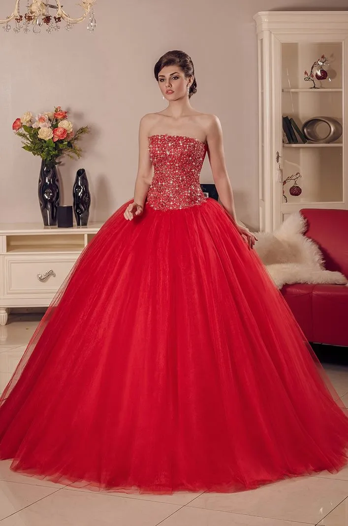 ---Abito da sposa rosso stile principessa collezione 2021 con corpetto stretto dello scollo dritto e senza maniche--