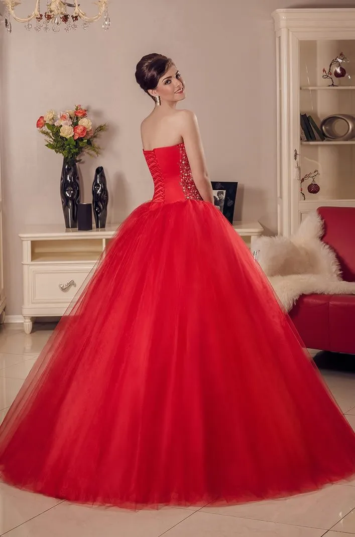---Abito da sposa rosso stile principessa collezione 2021 con corpetto stretto dello scollo dritto e senza maniche--