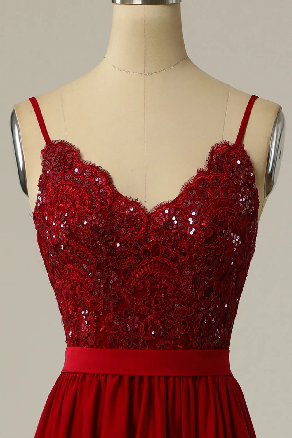 Abito da ballo lungo bordeaux con pizzo di perline