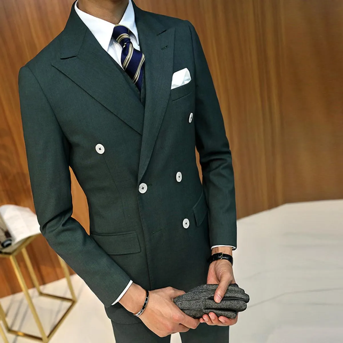 Abito da uomo d'affari bianco da sposo Abiti slim fit da uomo Smoking doppio petto da uomo 3 pezzi Abiti personalizzati (giacca