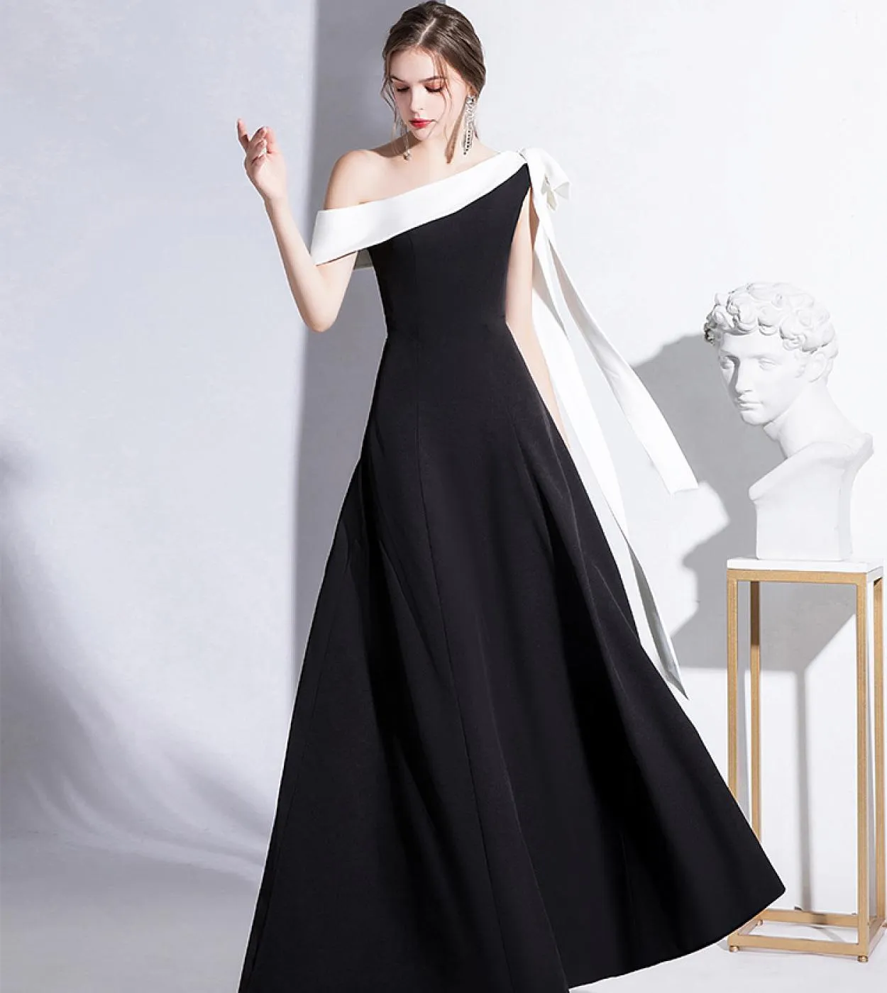 Abito lungo con papillon al collo con una spalla Elegante colletto diagonale nero drappeggiato con design a fiocco Abiti slim Pa