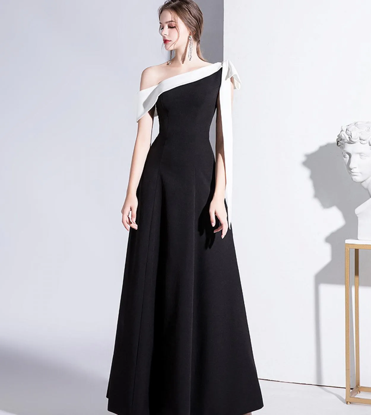 Abito lungo con papillon al collo con una spalla Elegante colletto diagonale nero drappeggiato con design a fiocco Abiti slim Pa