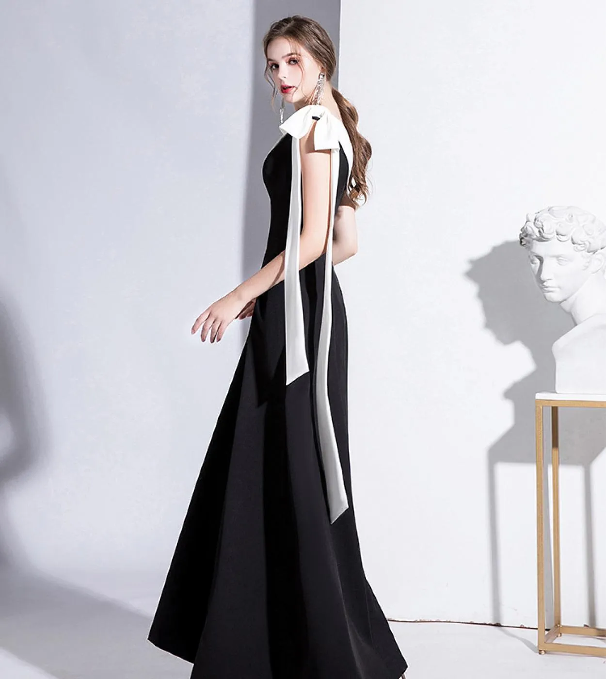 Abito lungo con papillon al collo con una spalla Elegante colletto diagonale nero drappeggiato con design a fiocco Abiti slim Pa