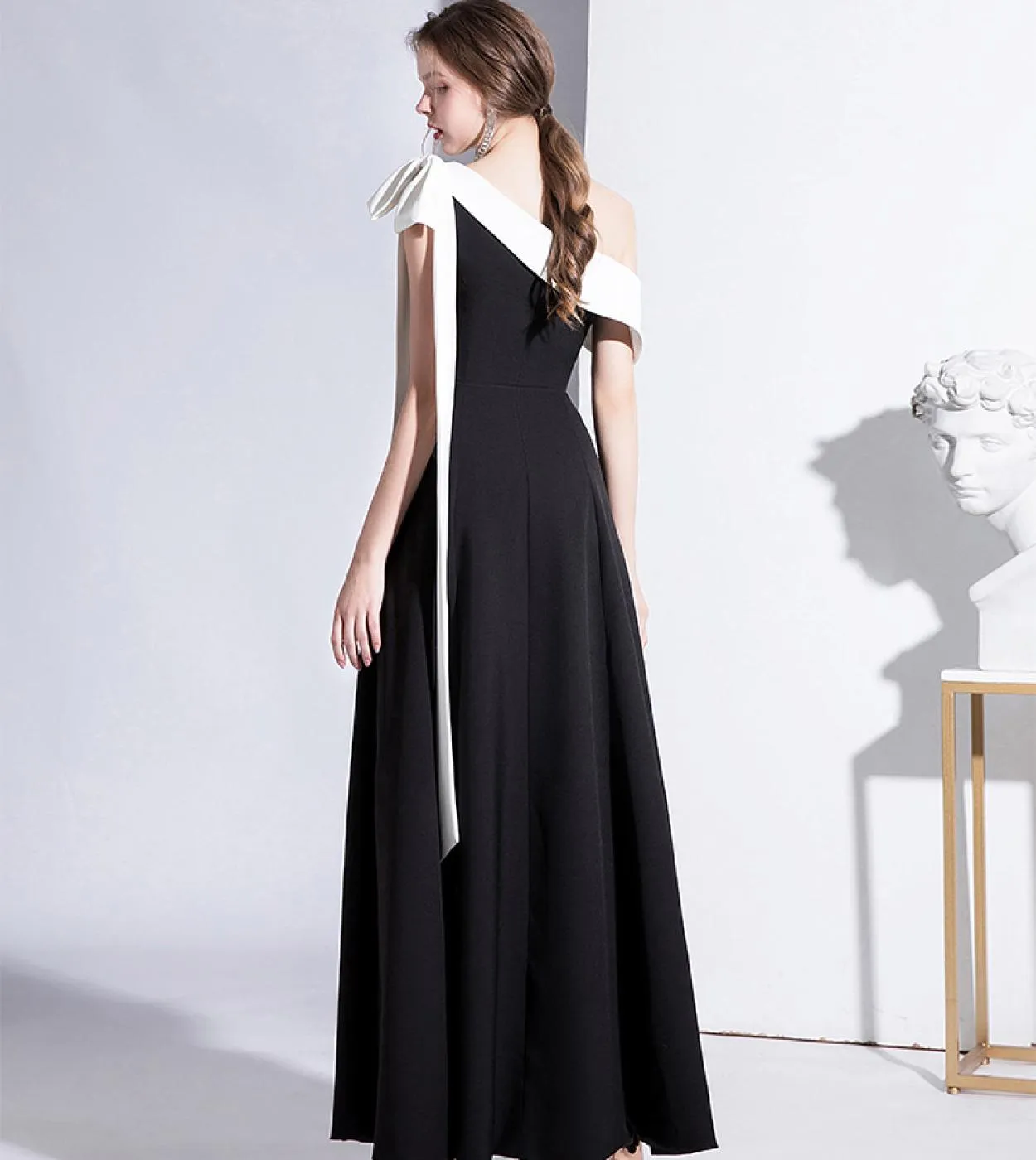 Abito lungo con papillon al collo con una spalla Elegante colletto diagonale nero drappeggiato con design a fiocco Abiti slim Pa