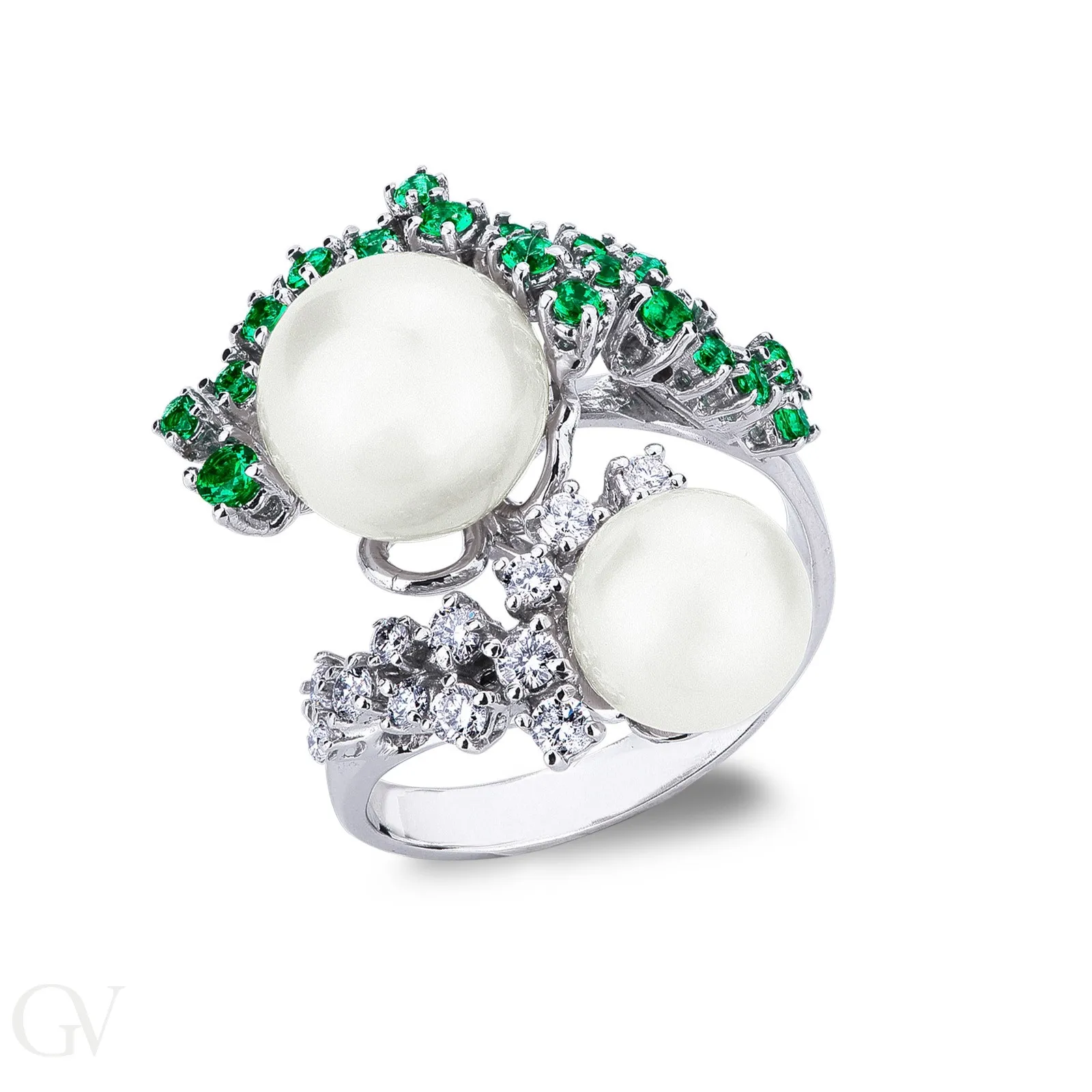 Anello in oro bianco 18k con Perle, smeraldi e diamanti.