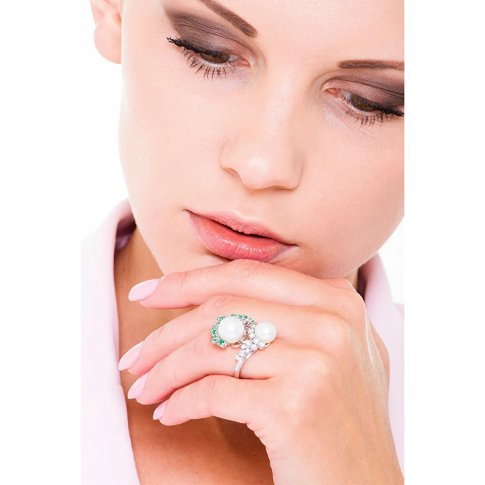 Anello in oro bianco 18k con Perle, smeraldi e diamanti.