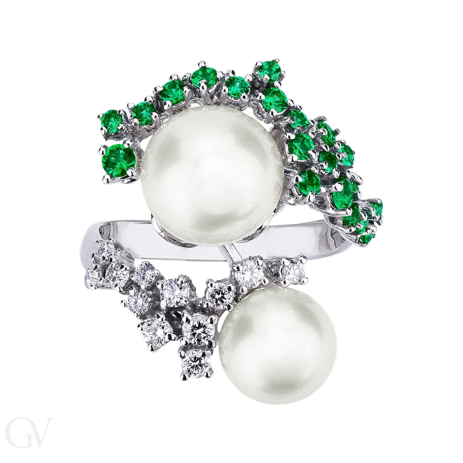 Anello in oro bianco 18k con Perle, smeraldi e diamanti.