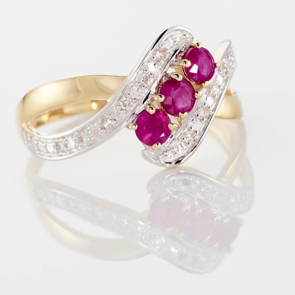 Anello Trilogy Charlotte Oro Giallo 375/1000 Rubino 0,48 ct Diamante Bianco 0,06 ct 1430520
