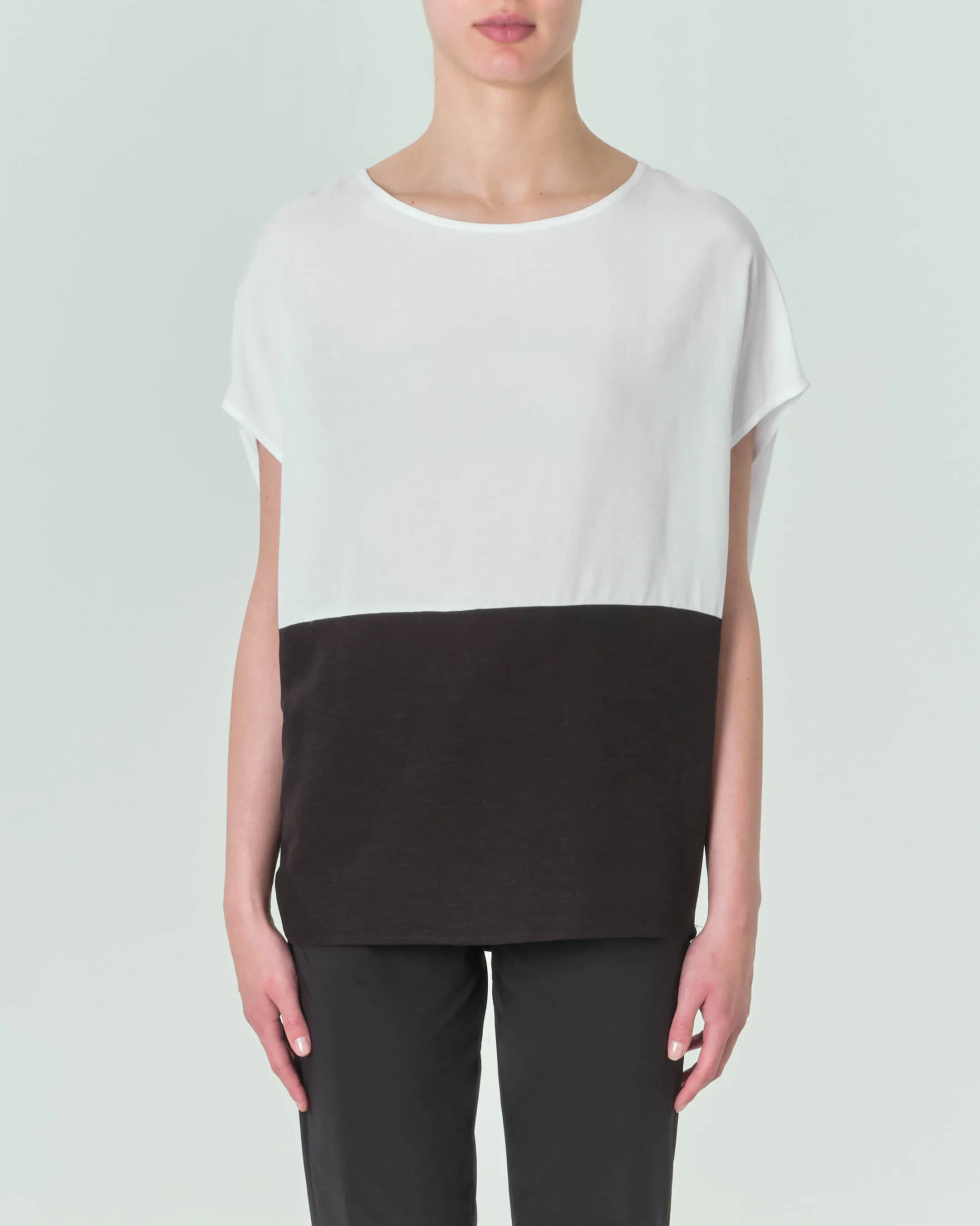 Blusa oversize bianca con fondo nero in misto lino con maniche ad aletta