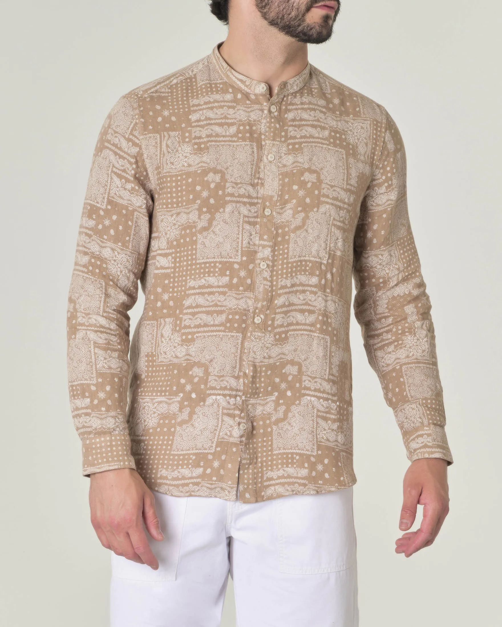 Camicia color sabbia in puro lino con collo a coreana e fantasia bandana