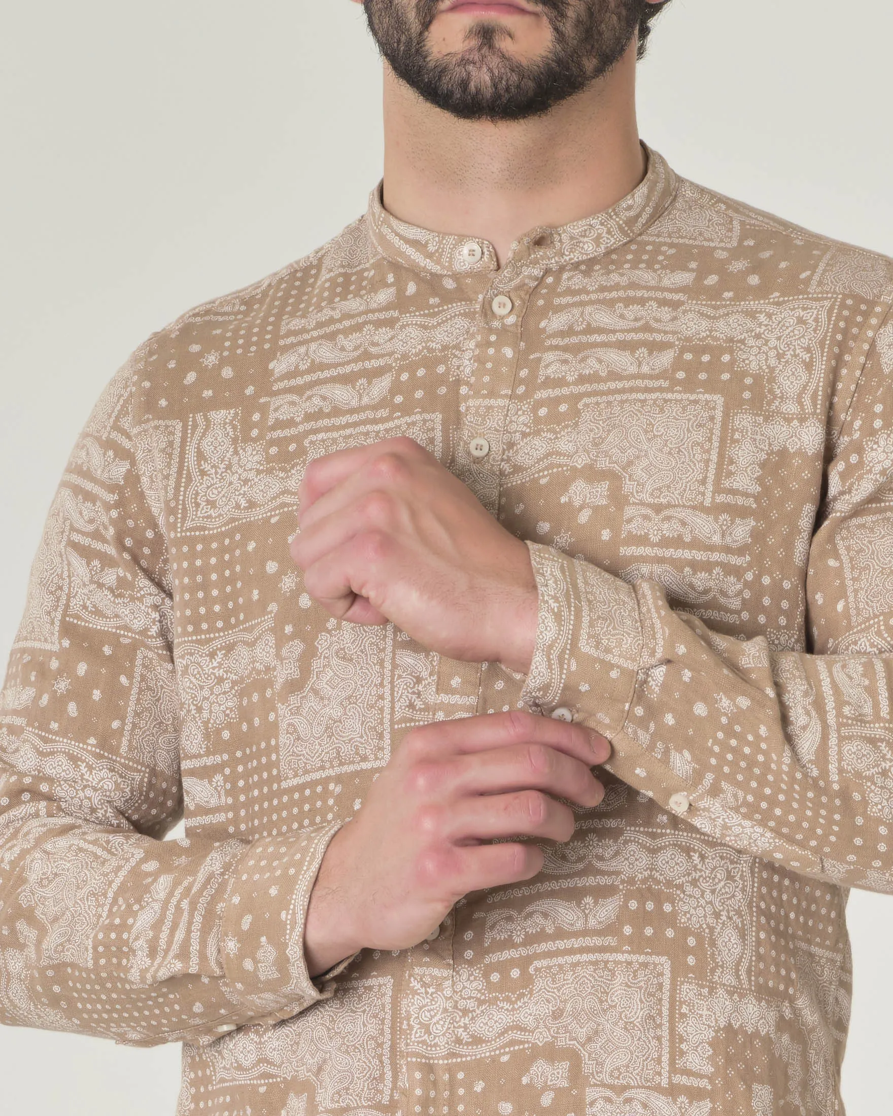 Camicia color sabbia in puro lino con collo a coreana e fantasia bandana