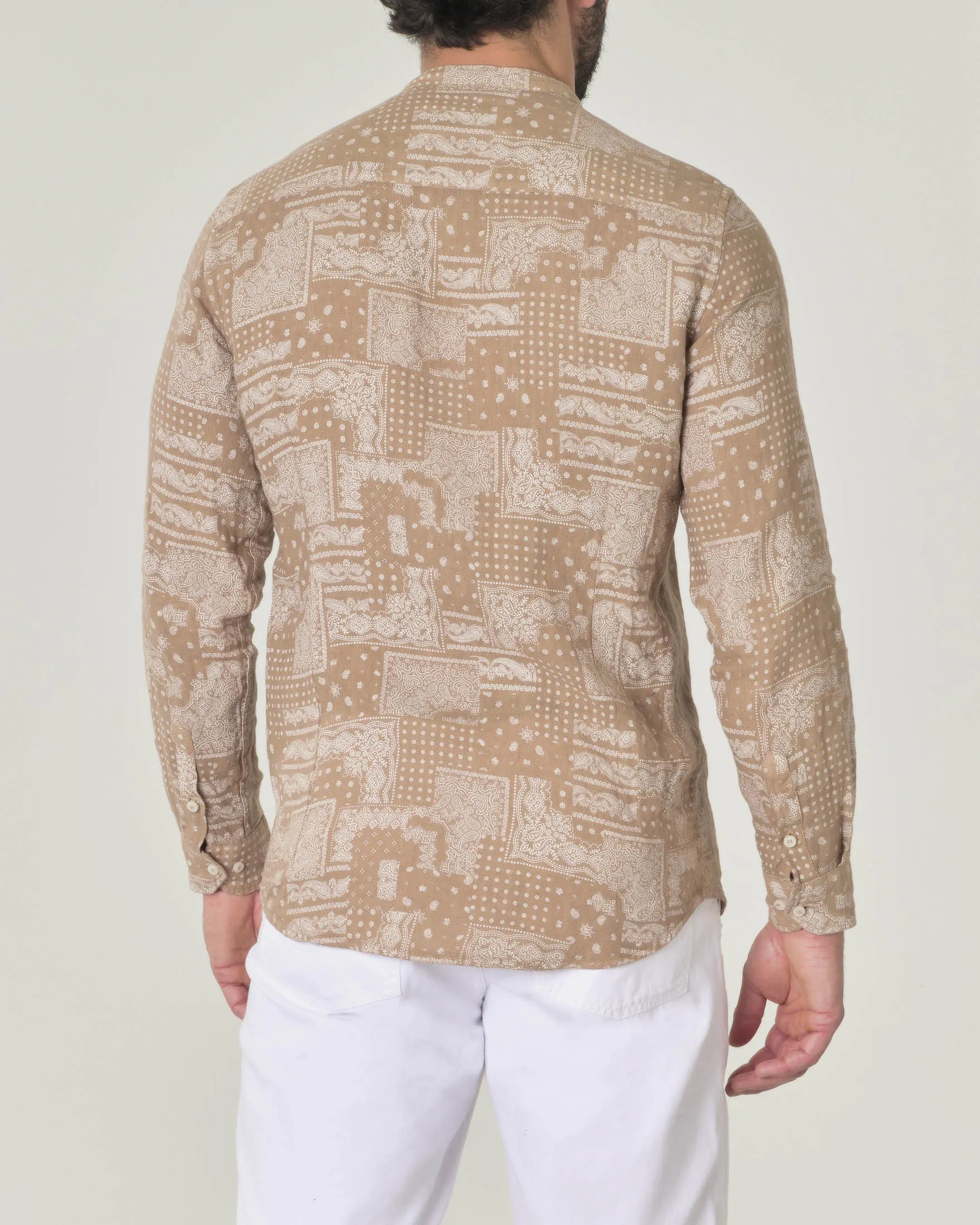 Camicia color sabbia in puro lino con collo a coreana e fantasia bandana