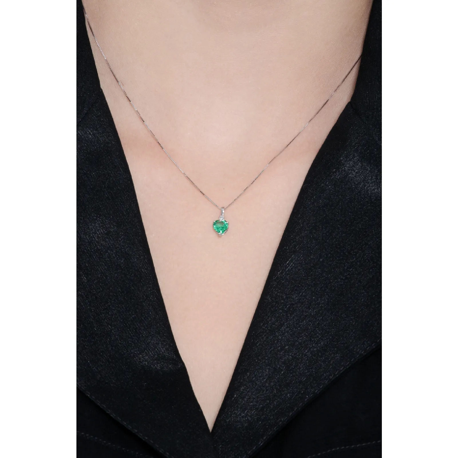 Collana in oro bianco 18k con smeraldo a cuore e diamante.