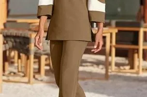 Competo elegante top con maniche a campana e pantaloni, cammello