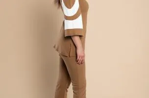 Competo elegante top con maniche a campana e pantaloni, cammello