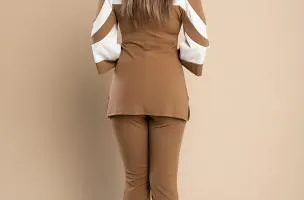 Competo elegante top con maniche a campana e pantaloni, cammello