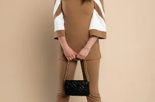 Competo elegante top con maniche a campana e pantaloni, cammello