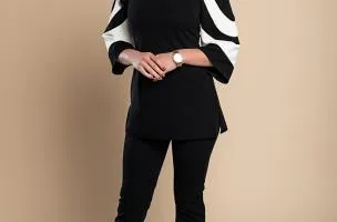 Competo elegante top con maniche a campana e pantaloni, nero