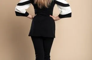 Competo elegante top con maniche a campana e pantaloni, nero