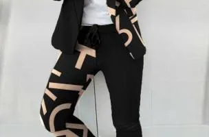 Completo di pantaloni e blazer elegante con stampa a lettere Estrena, nero