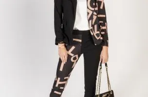 Completo di pantaloni e blazer elegante con stampa a lettere Estrena, nero