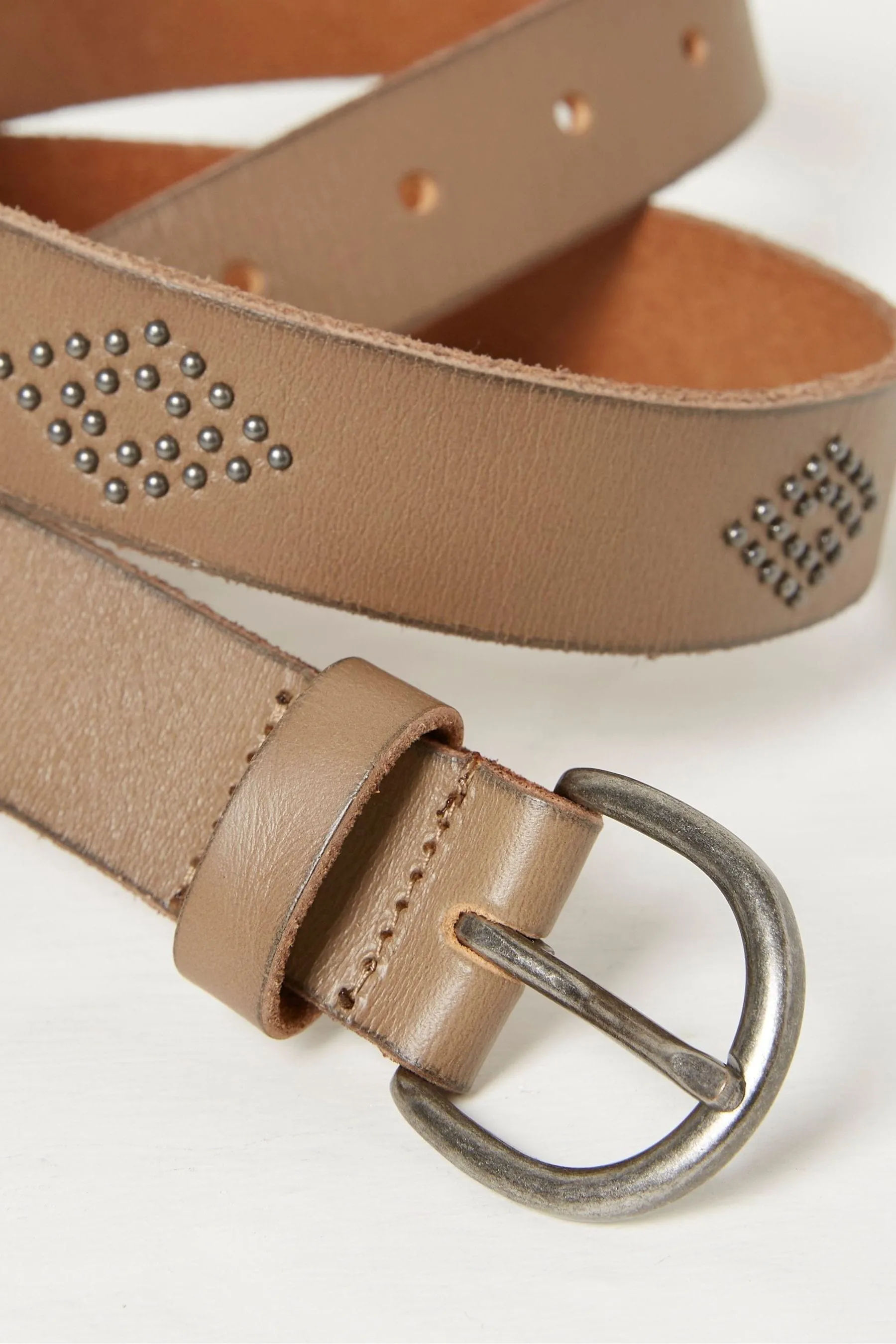FatFace - Cintura in pelle con borchie