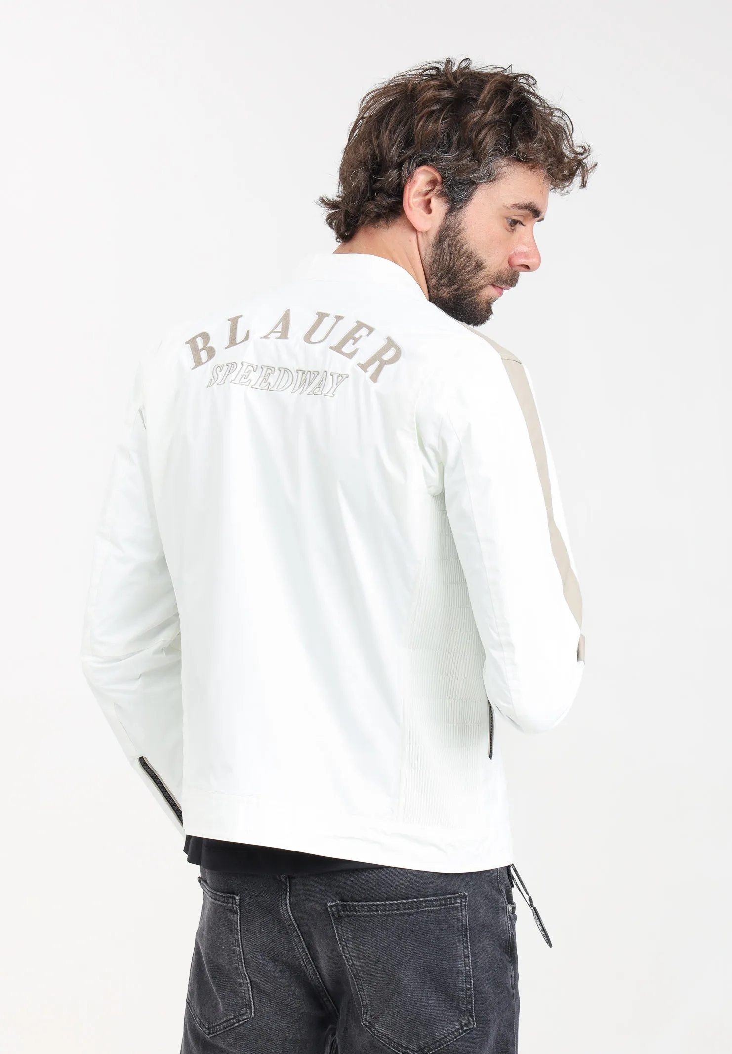 Giacca a vento da uomo bianca con patch logo ricamato sul retro