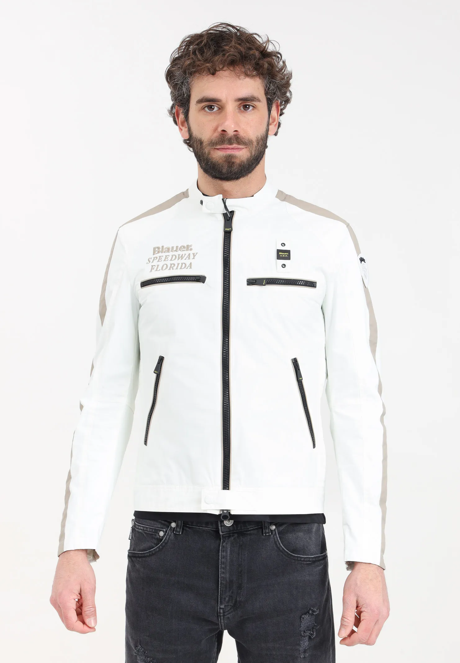 Giacca a vento da uomo bianca con patch logo ricamato sul retro
