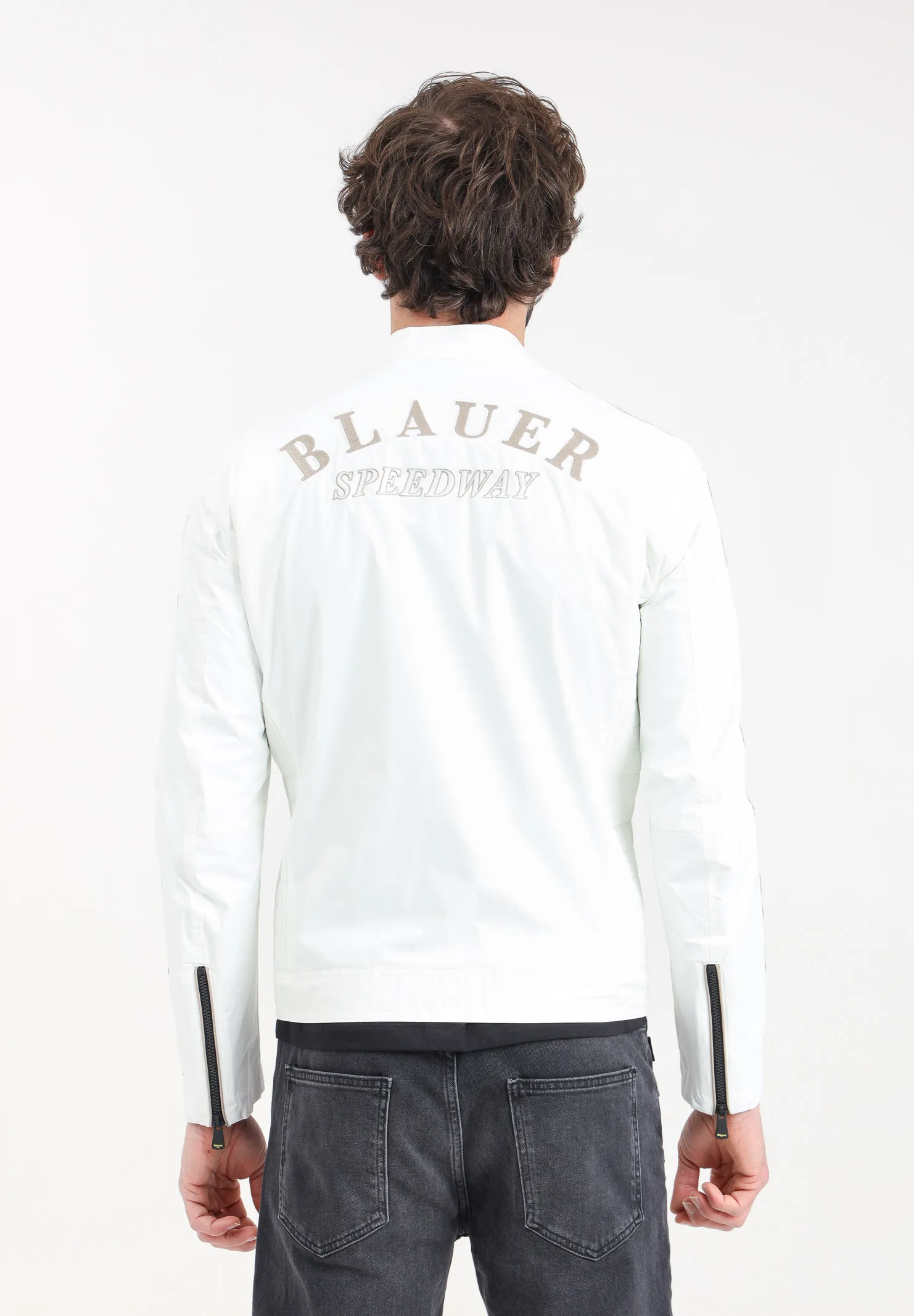 Giacca a vento da uomo bianca con patch logo ricamato sul retro