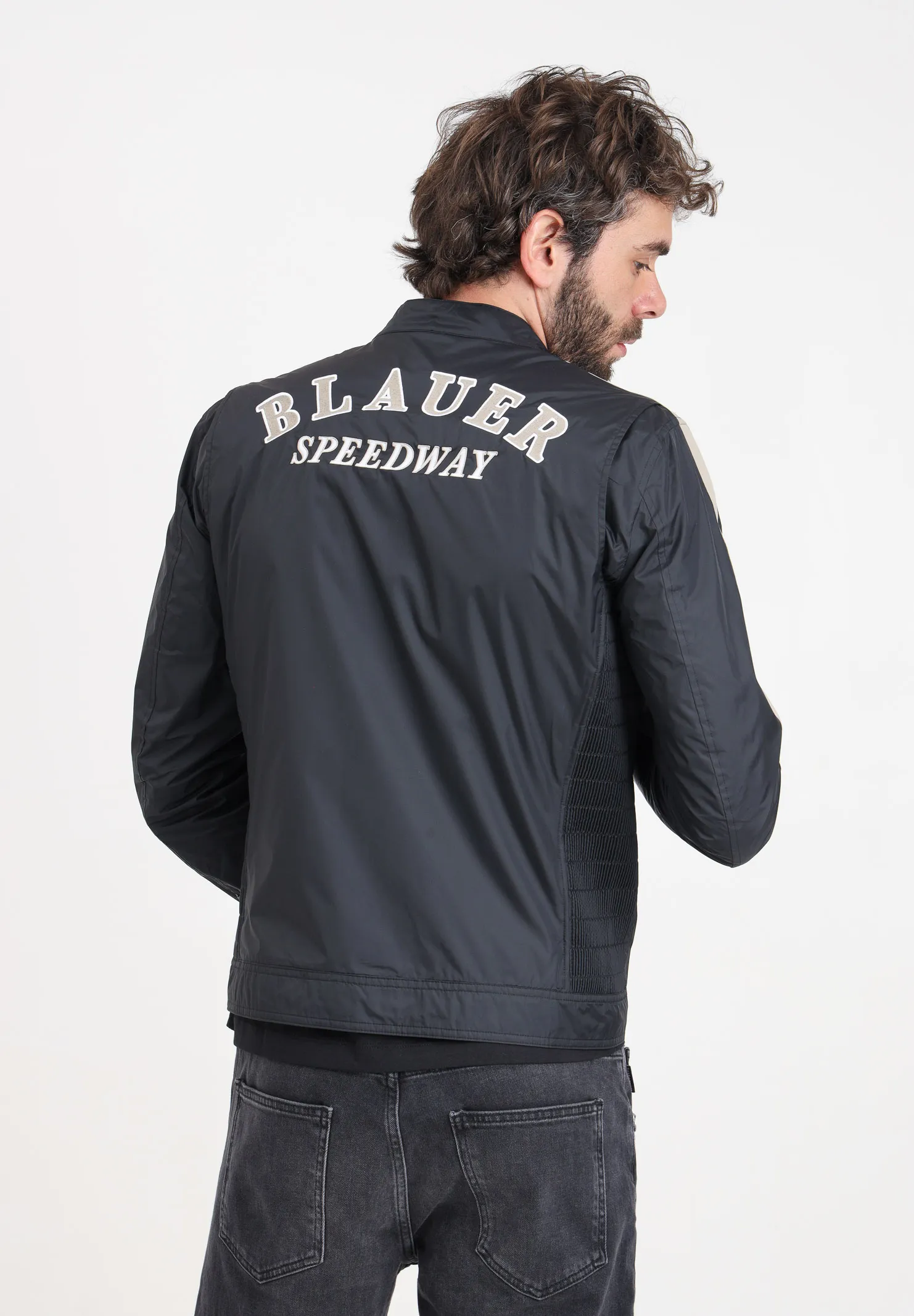 Giacca a vento da uomo nero con patch logo ricamato sul retro