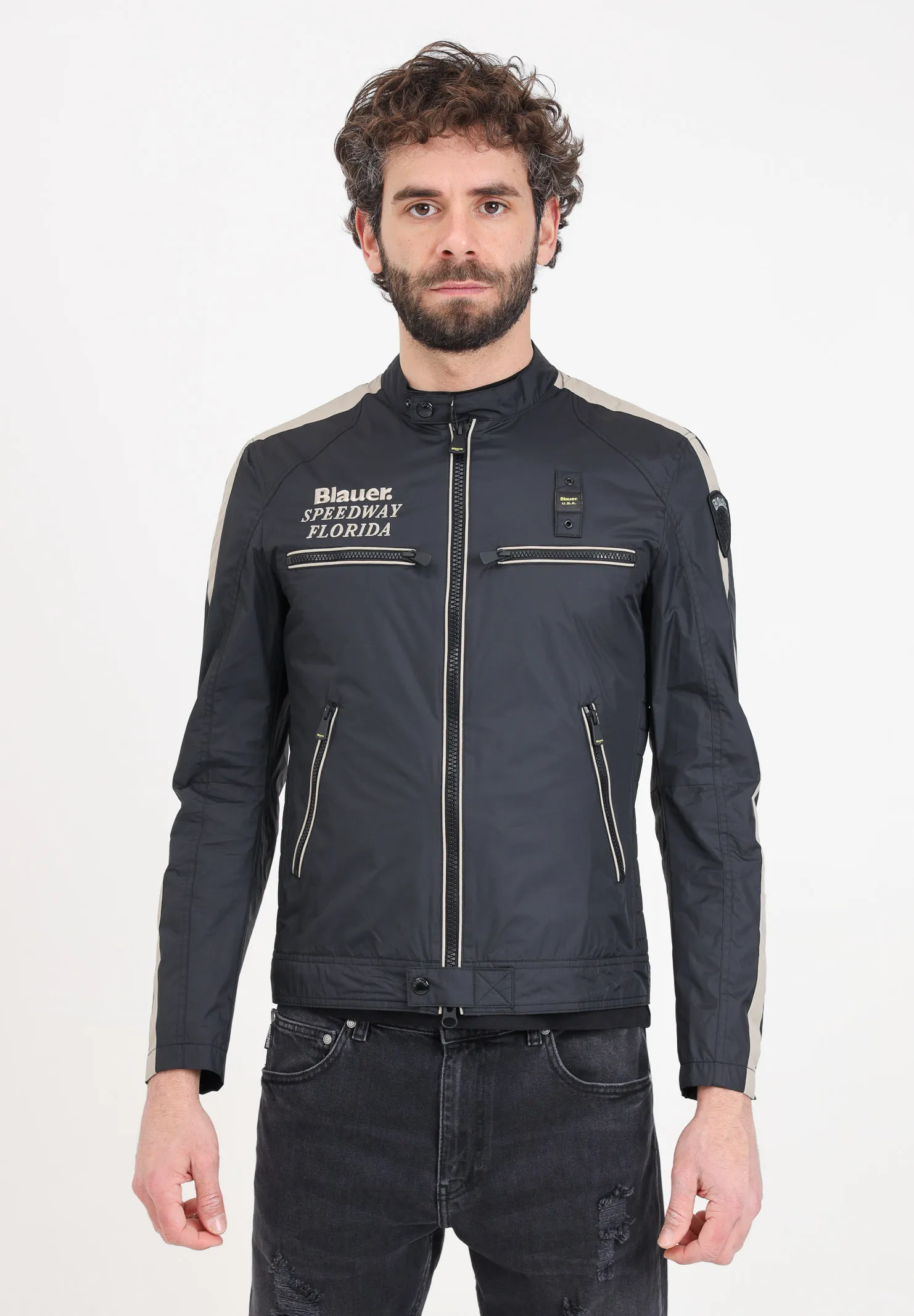 Giacca a vento da uomo nero con patch logo ricamato sul retro