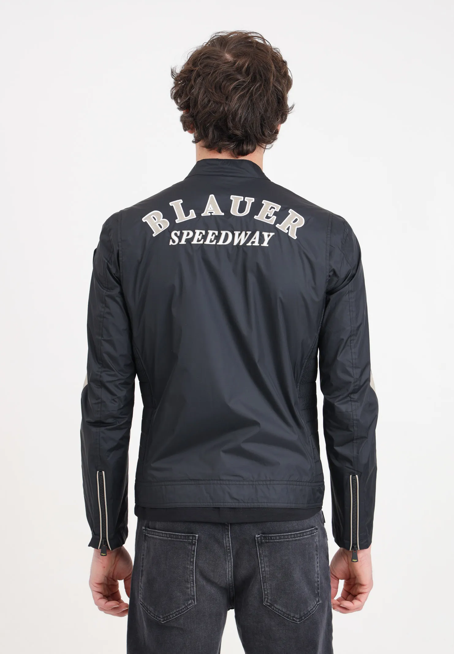 Giacca a vento da uomo nero con patch logo ricamato sul retro