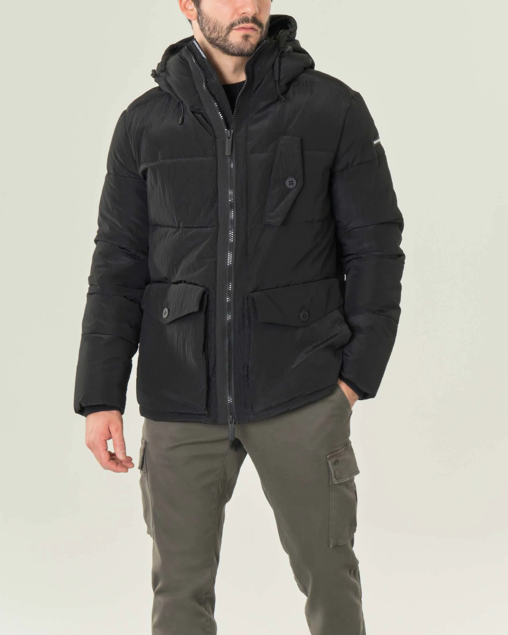 Giubbino nero in nylon crinkle con cappuccio e imbottitura in ecodown