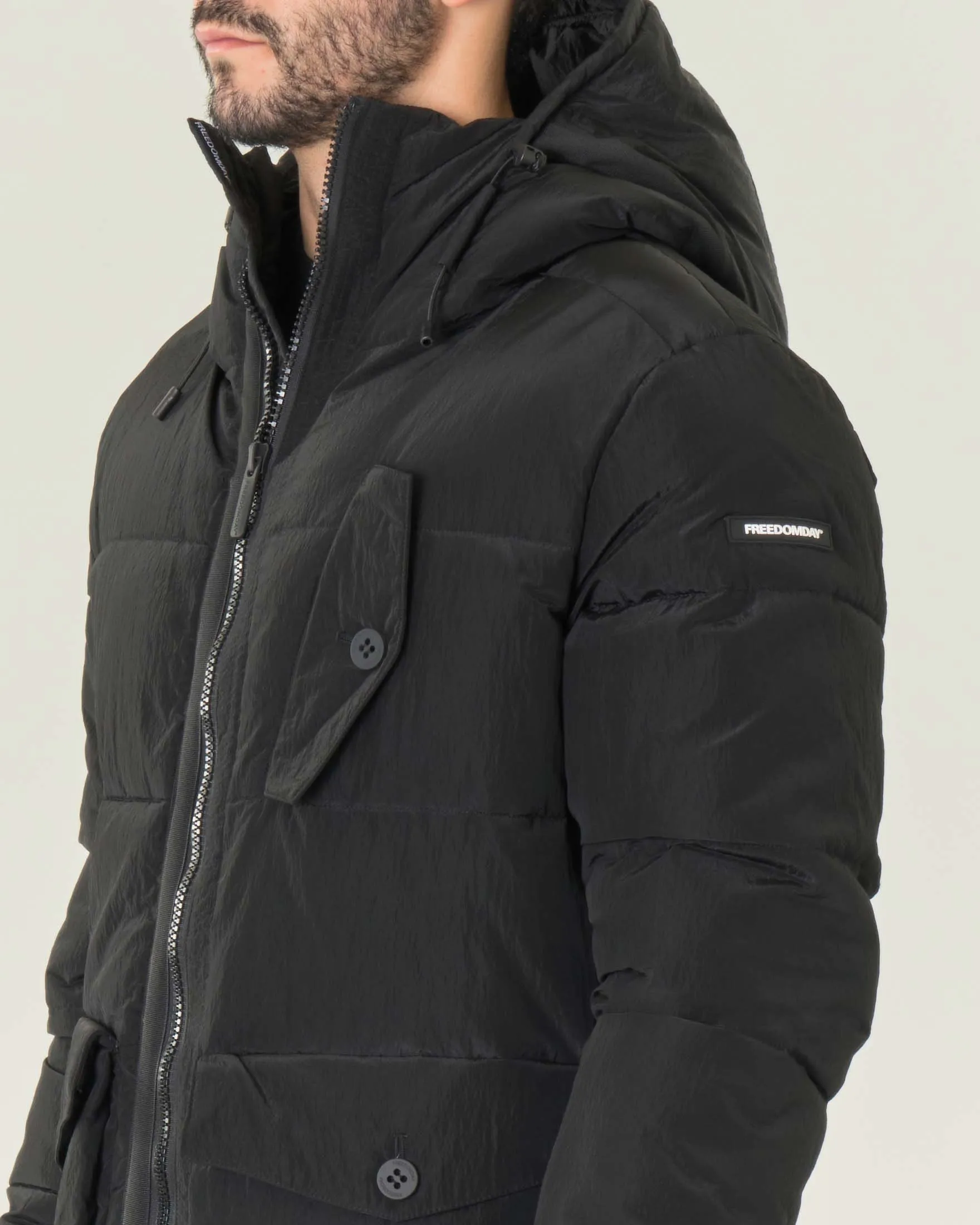 Giubbino nero in nylon crinkle con cappuccio e imbottitura in ecodown