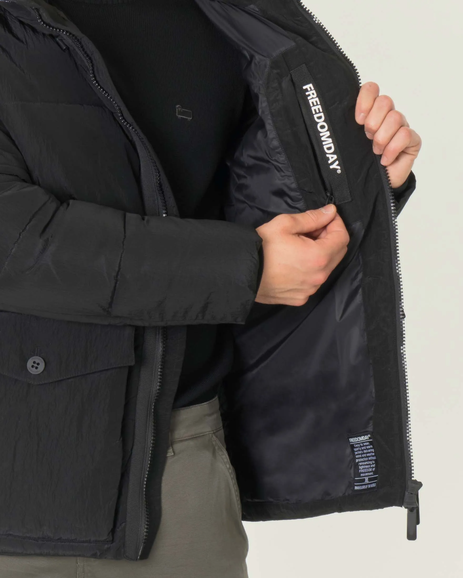 Giubbino nero in nylon crinkle con cappuccio e imbottitura in ecodown
