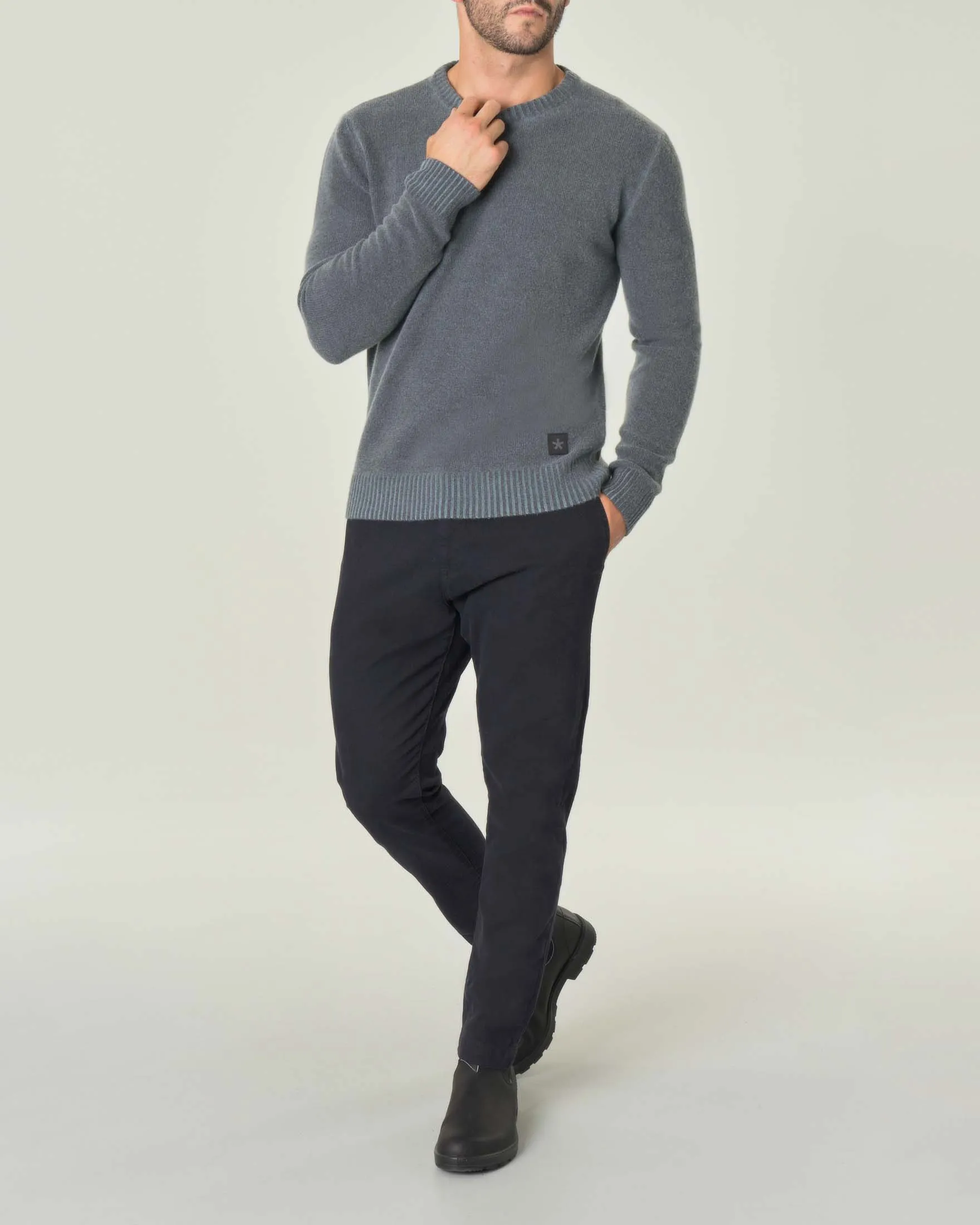 Maglia blu girocollo in lana effetto stone washed