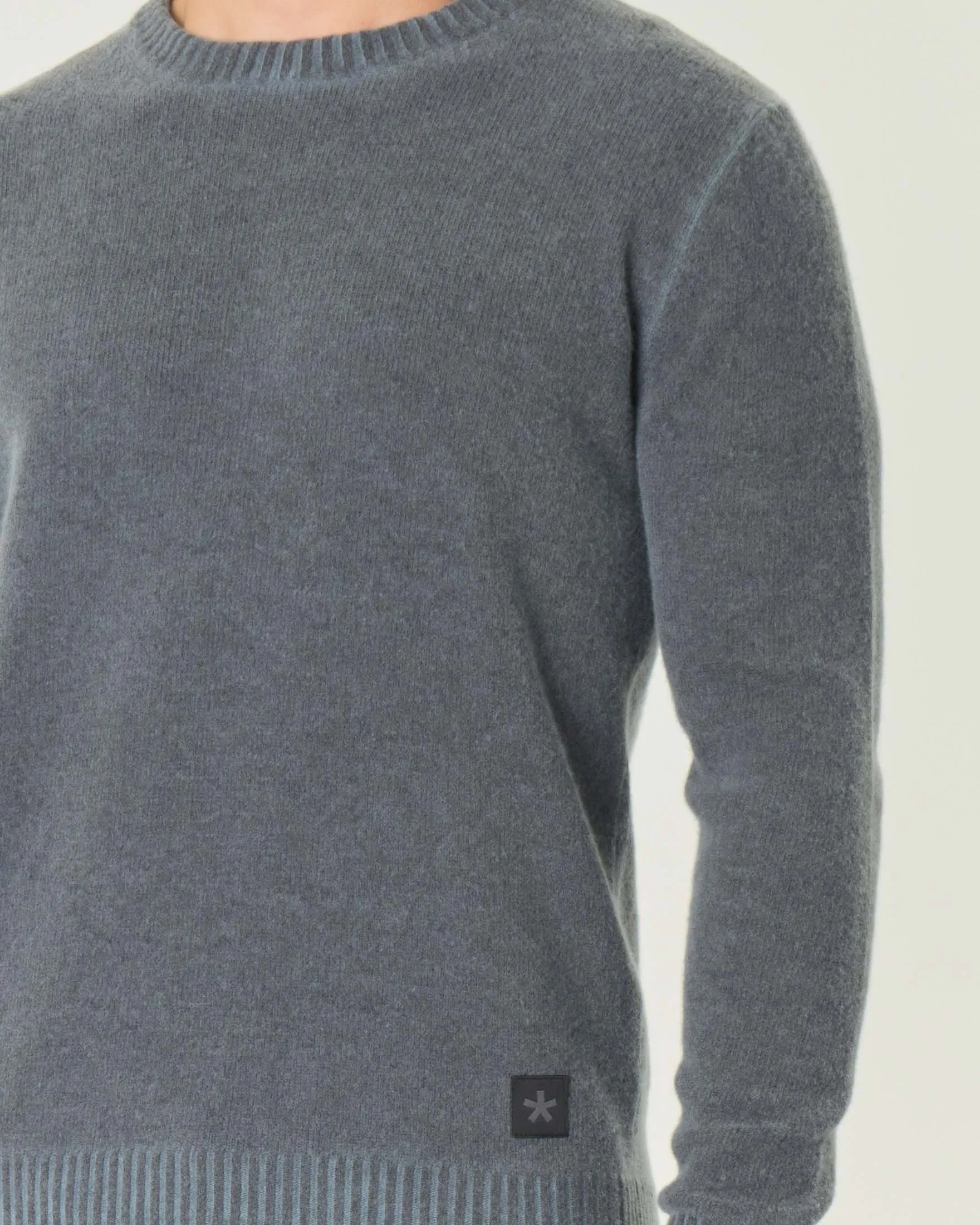 Maglia blu girocollo in lana effetto stone washed