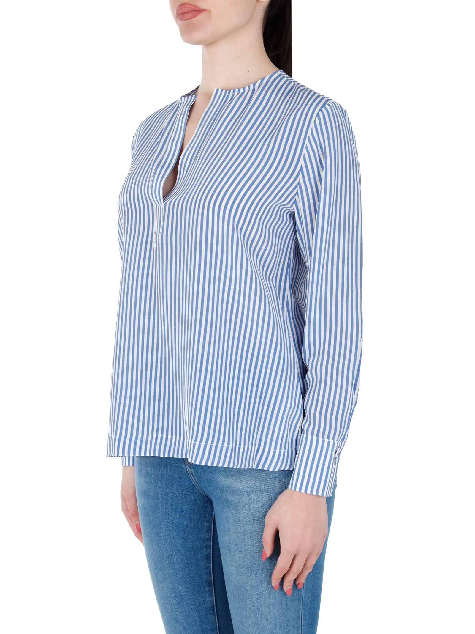 MAGLIA IN SETA CON SCOLLO FRONTALE