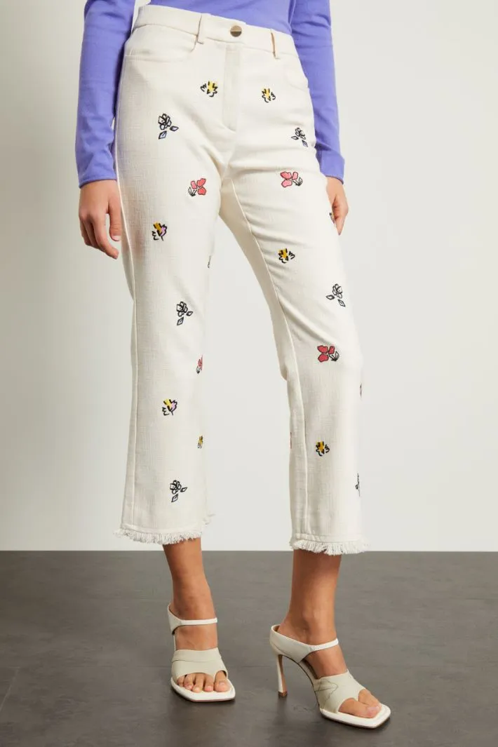 Pantaloni in stuoia ricamati