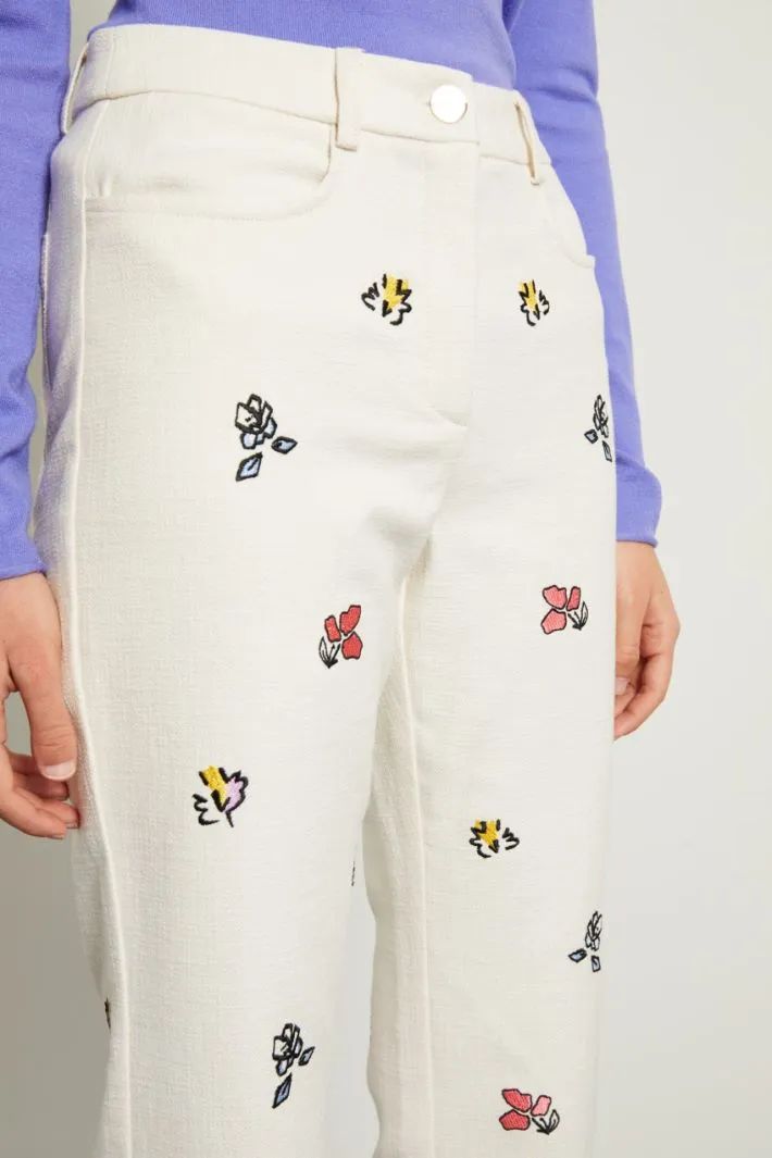 Pantaloni in stuoia ricamati