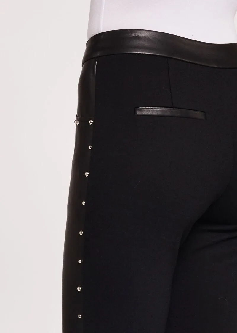 Pantaloni slim con borchie