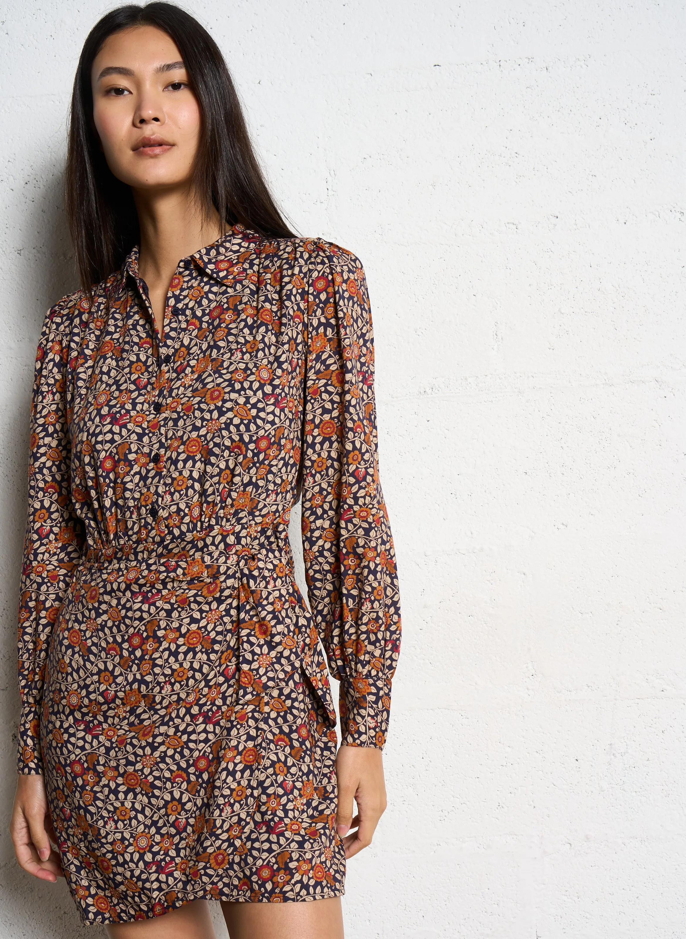 PETITE MENDIGOTE   ROMANCE - Abito corto con colletto a camicia e stampa floreale | Nero