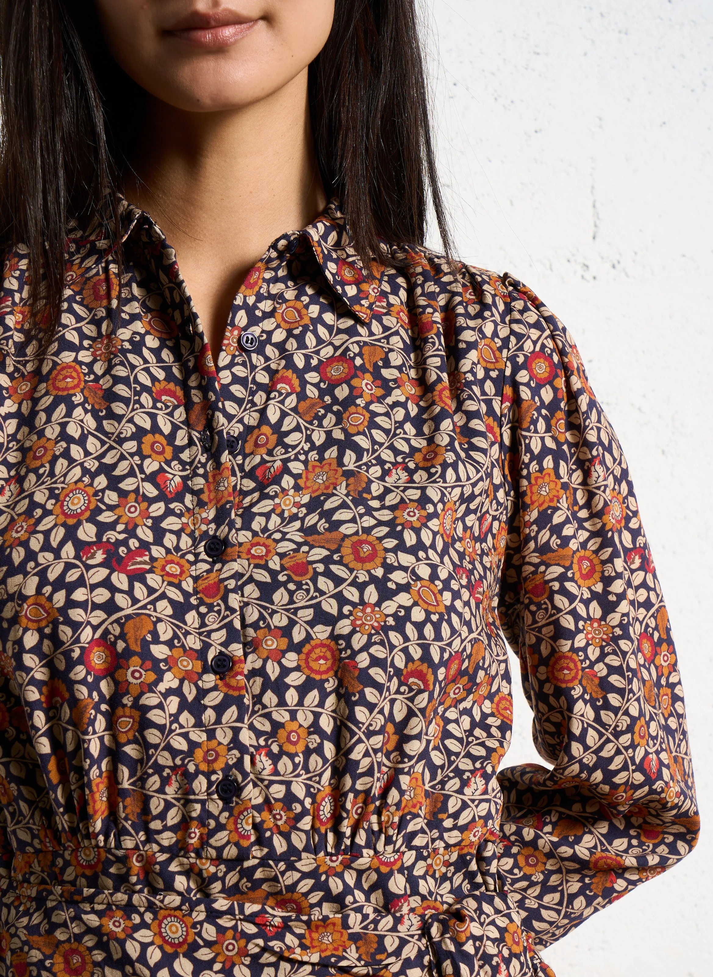  PETITE MENDIGOTE   ROMANCE - Abito corto con colletto a camicia e stampa floreale | Nero