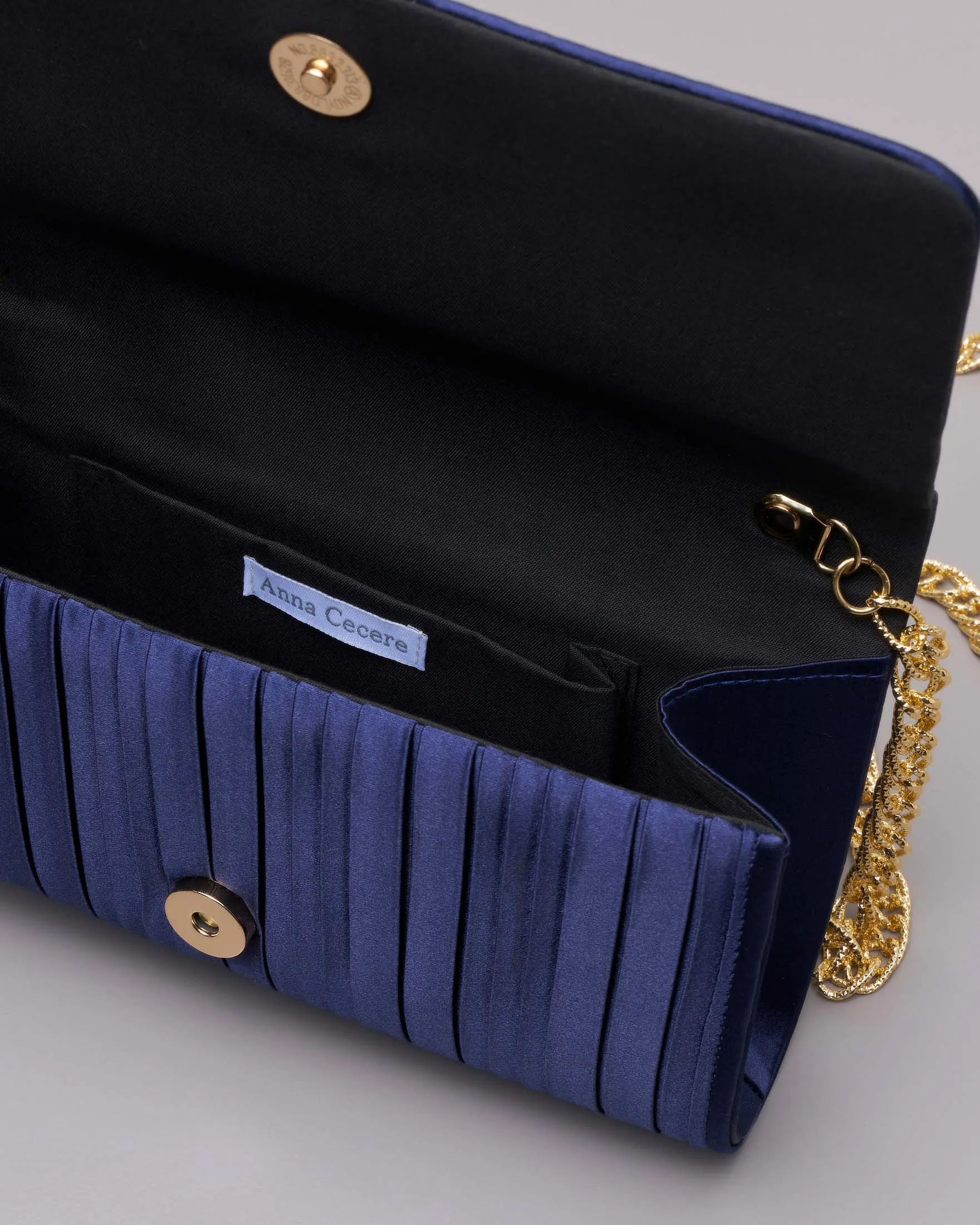 Pochette a busta blu in raso plissè con patta di chiusura e tracolla catena dorata
