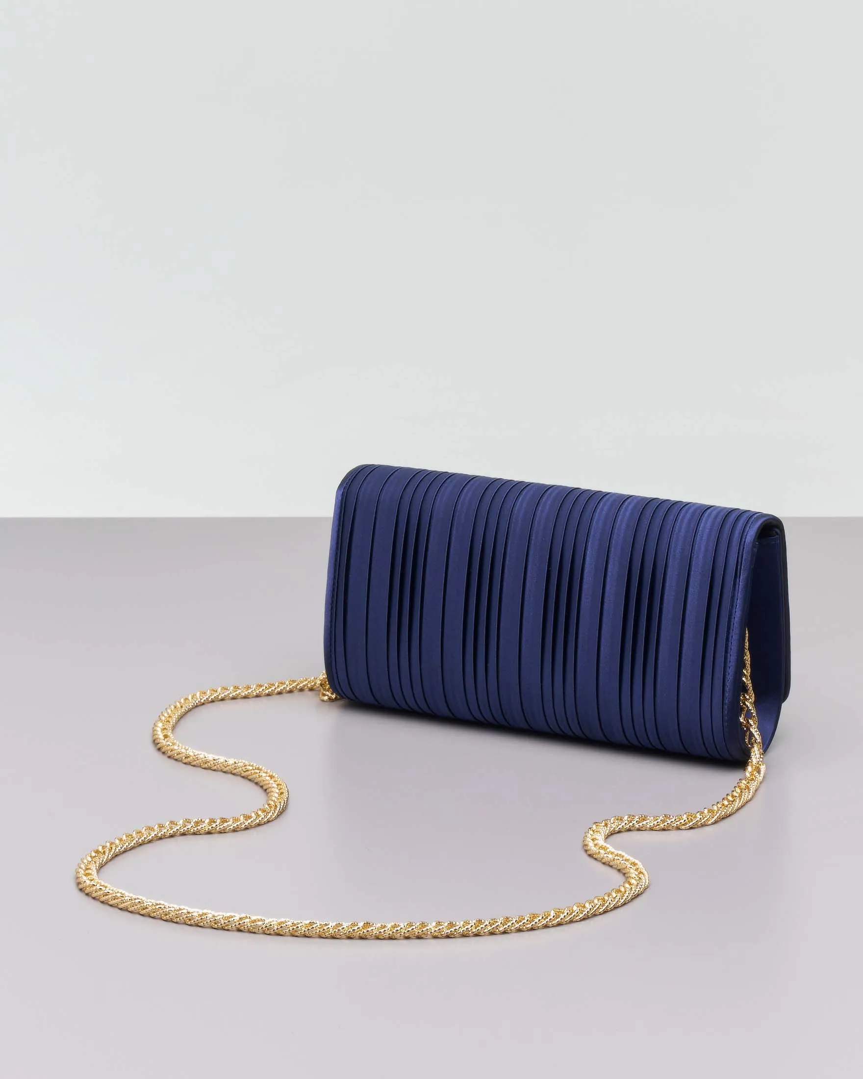 Pochette a busta blu in raso plissè con patta di chiusura e tracolla catena dorata