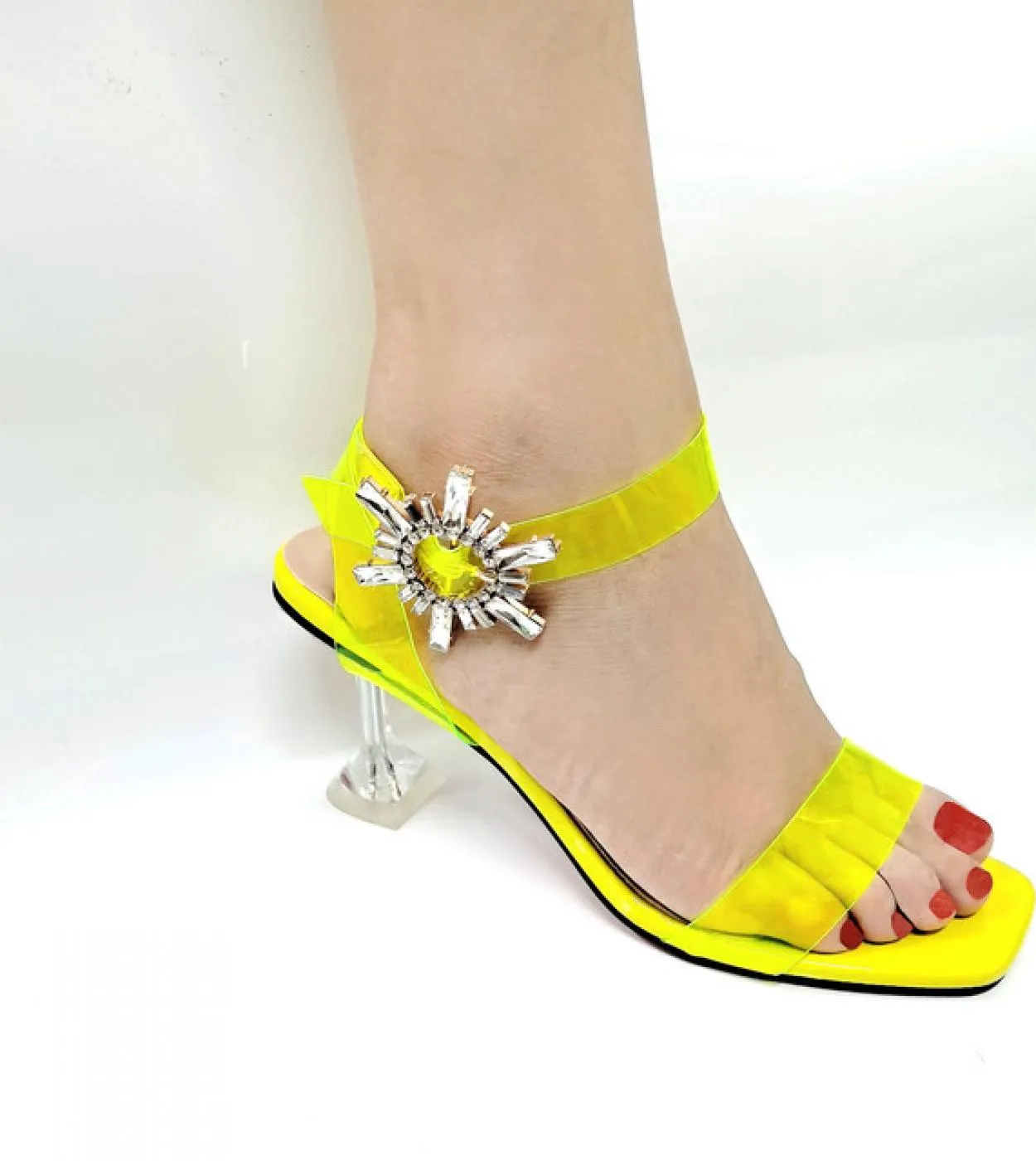 Scarpe da donna in stile estivo di design italiano di vendita calda per la festa nuziale in scarpe da donna alla moda color fucs