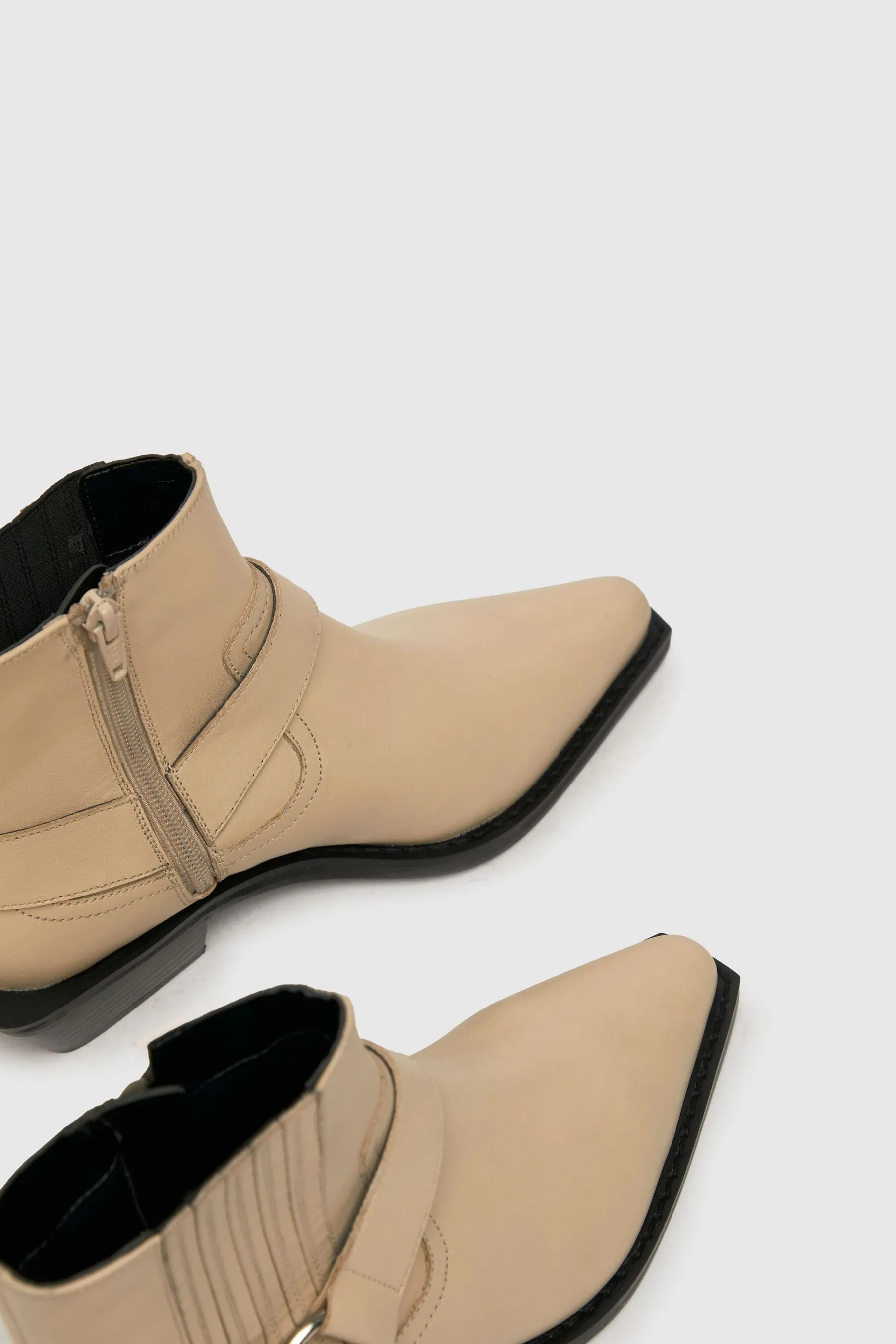 Schuh - Azlan - Cream western in pelle con dettagli in  - Stivali