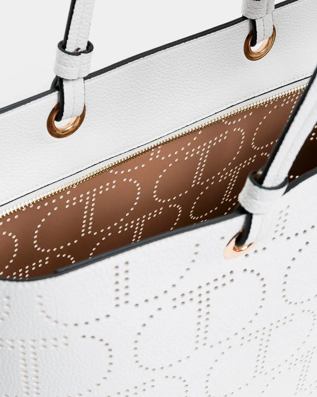 Shopping bag bianca in similpelle a motivo logo Oval T traforato all over