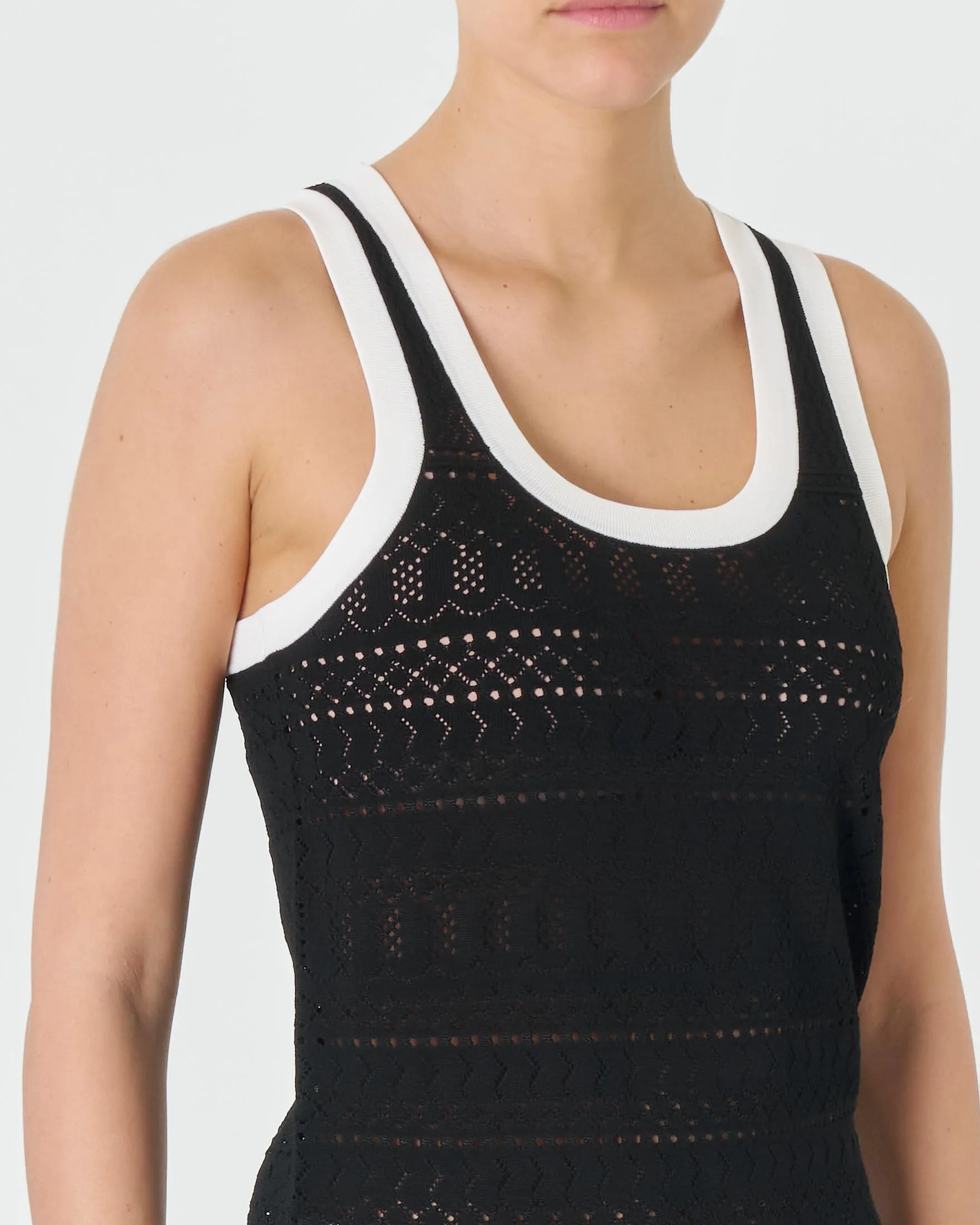 Top nero in maglia senza maniche a motivo punzonato di misto viscosa
