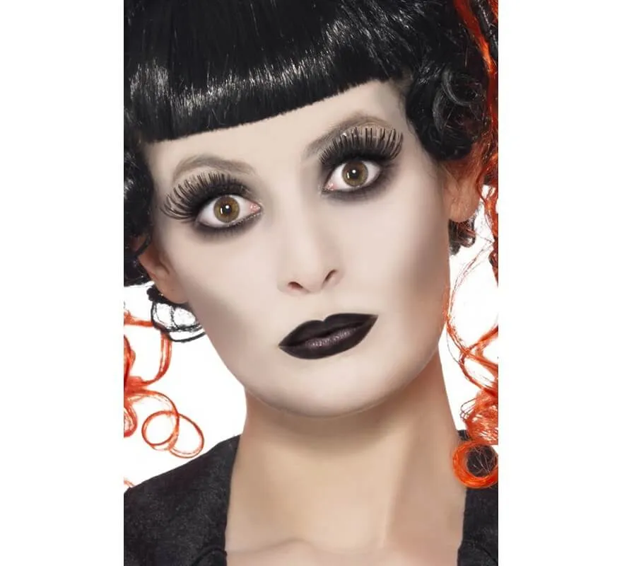 Trucco gotico: vernice, rossetto e ciglia